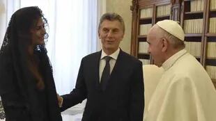 El presidente introduce a su esposa Juliana al papa Francisco