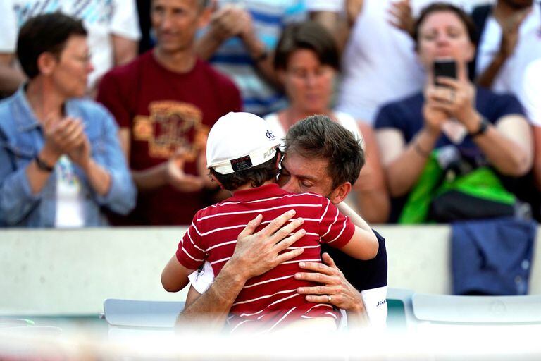 Perdió con Mayer su último partido en Roland Garros y lloró abrazado a su hijo