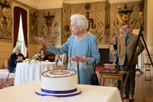 La Reina Isabel II corta una torta al inicio del Aniversario de Platino de su reinado.