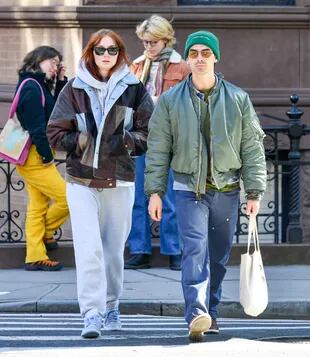 Sophie Turner y Joe Jonas cenaron al aire libre en la ciudad de Nueva York. La actriz británica vestía de manera informal con una chaqueta bomber, un sweater con capucha Frey, joggers a juego y zapatillas. Joe usó un gorro verde, un campera haciendo juego, jeans y zapatillas 