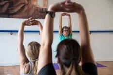 Tiene 67 años y enseña el secreto para lograr un cuerpo flexible y fuerte a cualquier edad