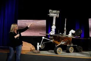 Jennifer Trosper, de la NASA, junto a una réplica del Opportunity