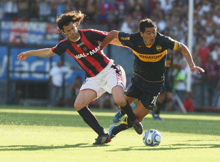 Una postal del torneo Apertura 2008, Solari vs. Riquelme en el clásico San Lorenzo-Boca; del Ciclón se marchó a Atlante (México) y finalmente se retiró en Peñarol, en 2011