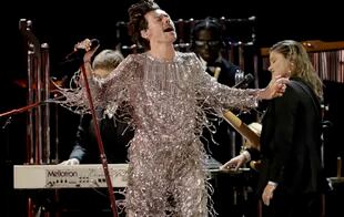 Harry Styles interpretando As It Was en los Grammy