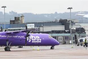 Víctima colateral de la epidemia, la compañía aérea británica Flybe anunció la quiebra
