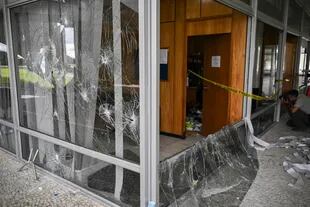 Los miembros de seguridad del Palacio Presidencial de Planalto ingresan al edificio destruido por los partidarios del expresidente brasileño Jair Bolsonaro