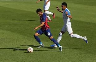 Oscar Romero jugando ante Godoy Cruz; los contratos elevados suyos y de su hermano, uno de los puntos a analizar de cara al futuro de San Lorenzo