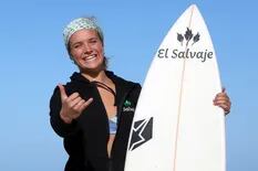 La chica que "nació" en una playa y surfea para cumplir su sueño olímpico