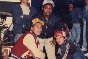 Mike Dee (en el centro), uno de los primeros breakers y raperos, activo desde principios de los 80