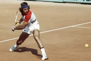 Vilas en acción, en Roland Garros 1977.