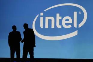 Intel, dominador en el mundo de las PC, enfrenta el avance de los dispositivos móviles, un mercado más competitivo con varios fabricantes de chips para celulares y tabletas
