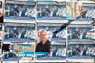 Los carteles oficialistas arriba de Diego Valenzuela, intendente de Tres de Febrero
