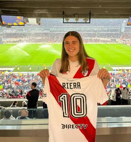 Julia Riera, fanática de River, suele ir al Monumental: el club le entregó una camiseta con su apellido luego de su gran torneo en Rabat