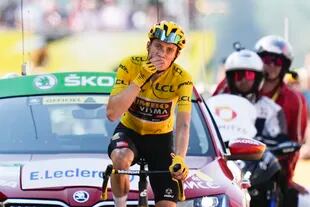 Jonas Vingegaard festeja al conquistar la 18va etapa del Tour de Francia, de Lourdes a Hautacam