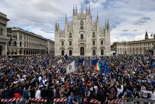 La Piazza Duomo desbordada por los hinchas de Inter que festejaron el campeonato; la pasión se olvidó de la pandemia