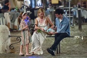 Buena onda: Sienna Miller estuvo disfrutando Roma en compañía de su ex Tom Sturridge y la hija de ambos, Marlowe