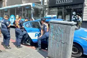 Dos personas ciegas se pelearon en la peatonal de Córdoba y una apuñaló a otra con un cuchillo