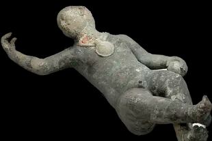 Una de las figuras en perfectas condiciones descubiertas en el barro del santuario de San Casciano dei Bagni, en la Toscana, Italia