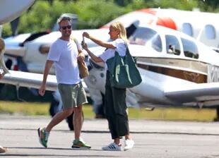 Gwyneth Paltrow es vista en su llegada al aeropuerto de Nueva York con un look a base de blusa blanca, pantalones verde militar y zapatillas 