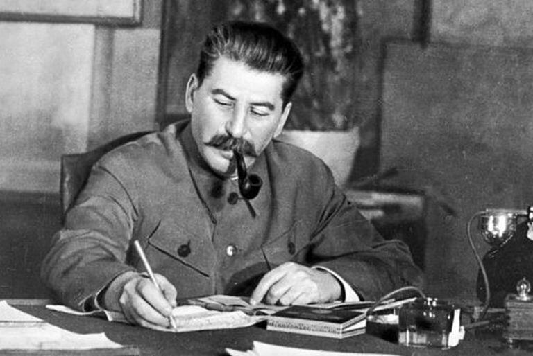 Según los historiadores, Stalin tuvo gran interés por conocer el destino de Hitler pero, una vez que lo supo, guardó el secreto.