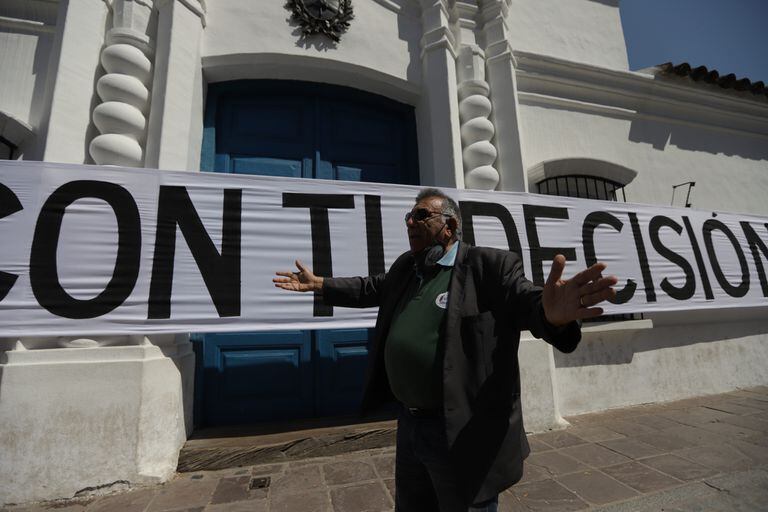 Manifestante contra el cartel instalado en la fachada de la Casa Histórica de Tucumán
