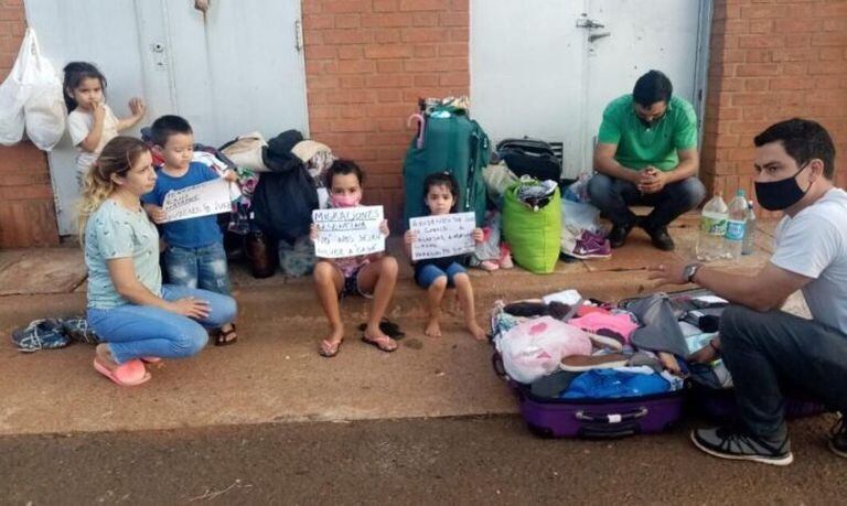 Tres familias viven desde hace 14 días en un puente internacional y no pueden entrar a la Argentina