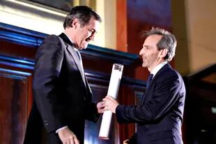Guillermo Rivaben, CEO de LA NACION, recibe el diploma