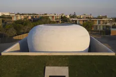 La posada de dueños austríacos que aloja el nuevo observatorio de James Turrell