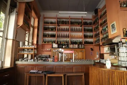 Barra del bar Roma, ubicado en la esquina de San Luis y Anchorena, en el barrio del Abasto