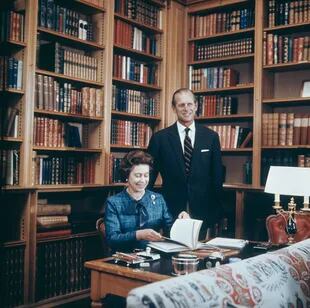 La reina junto al Duque de Edimburgo en la biblioteca del castillo, uno de los ambientes favoritos de Isabel II en Balmoral, en 1976. 
