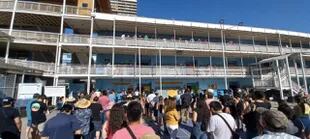 Las filas fuera del Liceo José Toribio Medina, en la comuna de Ñuñoa, en Santiago, a quince minutos del cierre