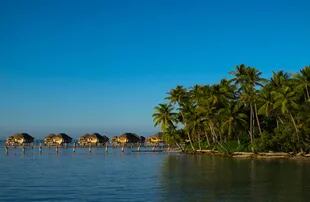 Bungalows sobre palafitos: la postal de Polinesia cotiza alto.