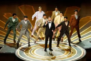 Jimmy Kimmel, en el escenario durante un número en los Oscar 