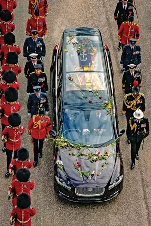 El coche fúnebre, un Jaguar Land-Rover especial, en cuyo diseño participó la soberana en vida, llegó bañado en flores.
