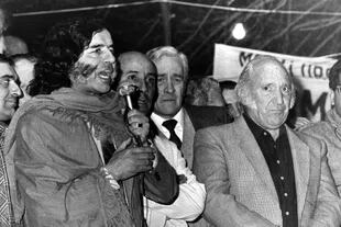 Carlos Menem en un acto de la campaña de 1983, con Carlos Spadone y el sindicalista Lorenzo Miguel