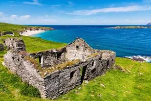 Great Blasket es una pequeña isla irlandesa que cuenta con todos los atractivos para el turista. Mar, montañas, abundante vegetación y asentamientos de antaño.