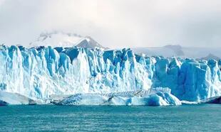 Los glaciares son masas de nieve compactada. La densidad del hielo les da el color azul brillante. La cara del glaciar que se ve desde el barco es la sur, desde las pasarelas se ve la cara norte.