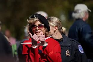 Jane Fonda y su abrigo rojo en uno de los Fire Drill Fridays de 2019, donde fue arrestada frente al Capitolio, protestando contra el cambio climático