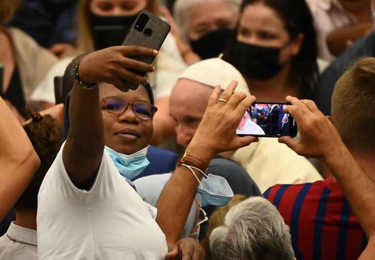 Una monja se saca una foto con el Papa detrás, esta semana en la audiencia del Vaticano