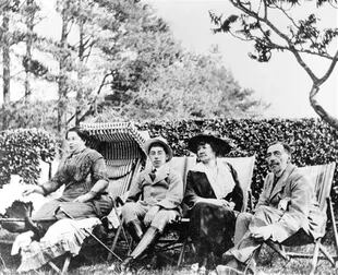 Los Conrad (Joseph, Jessie y el hijo mayor) junto con la escritora estadounidense Ellen Glasgow, ubicada a la derecha del escritor, en 1914