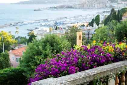 Le Mirazur, ubicado en Mentón, mira hacia el mar mediterráneo y posee las virtudes de la vegetación de la montaña.
