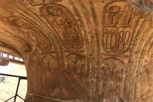 Los grabados y colores originales de la primera columna de la sala hipóstila de los Templos de Karnaky volvieron a aparecer tras la restauración