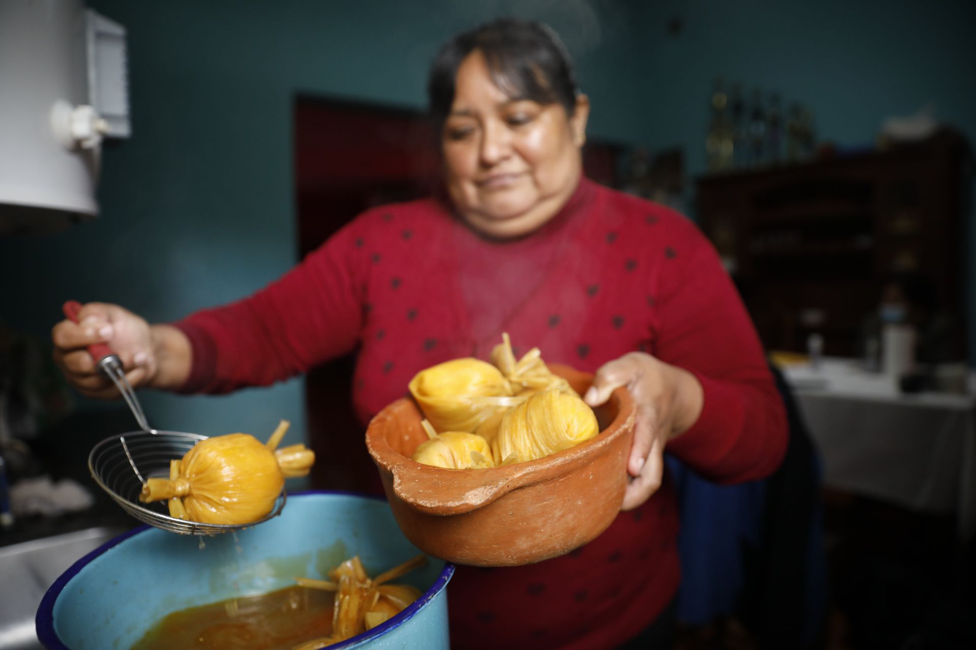 Gloria del Valle Aguirre cocina con su marido y sus hijos; aprendió, confiesa, de su abuela