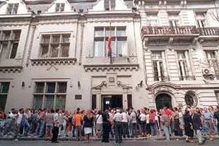 Cada vez que se modifican las normativas se repiten las filas de argentinos frente al consulado de España 