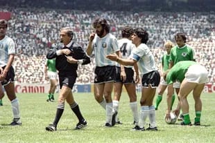 El árbitro Romulado Arppi Filho es seguido por Sergio Batista y Maradona en la final de México 86 