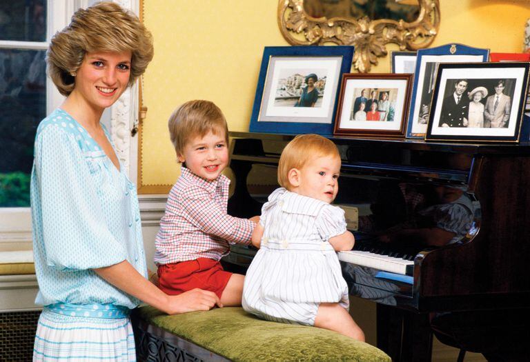 Lady Di junto a sus hijos William y Harry, en el piano del Kensington Palace
