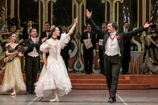 El Teatro Colón transmitirá esta noche, a las 20, la función de "La viuda alegre" con la que Alejandro Parente, junto a Marianela Nuñez, se despidió del Teatro Colón en 2018, después de treinta años