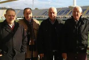 Los exfutbolistas Ardico Magnini, Ronaldo Lomi y Romolo Tuci con el fanático Gigi Boni (segundo a la izquierda)
