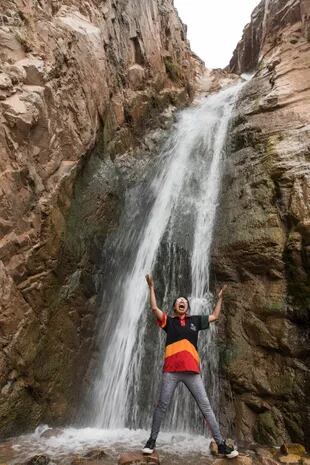Ubicada a 2.890 metros de altura en la Quebrada del Alfarcito, la cascada es administrada por una comunidad local.