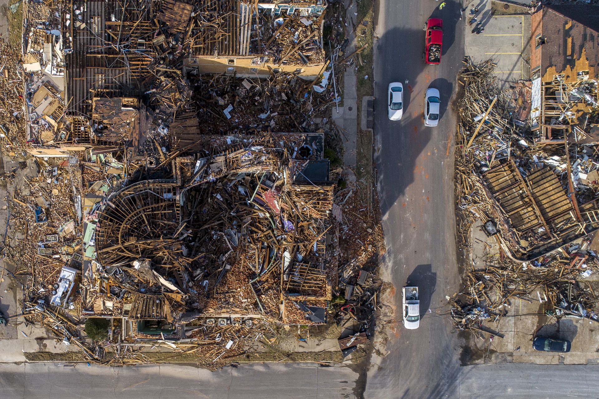 Edificios demolidos en el centro de Mayfield, Kentucky, luego de que un tornado atravesó la región el viernes por la noche